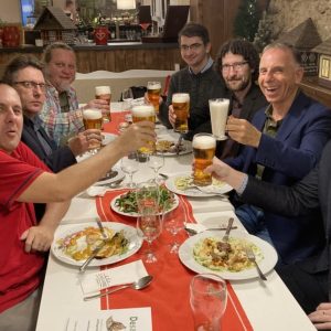 Mit meinen libertären Freunden in Bratislava. Alle trinken Bier, ich trinke meine Milch