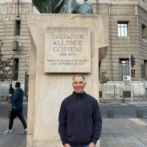 Nach seiner Wahl küsste Chiles Präsident Gabriel Boric dieses Denkmal für Salvador Allende