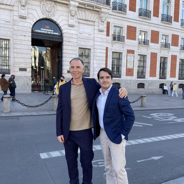 Puerta del Sol in Madrid mit meinem Freund Diego Sánchez de la Cruz, der fünf meiner Bücher ins Spanische übersetzt hat