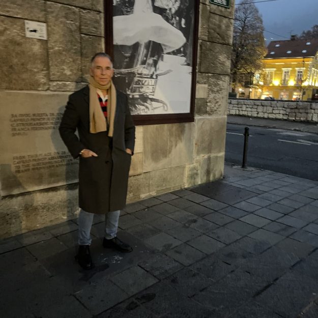 Hier stehe ich in Sarajevo am Schauplatz des Attentats auf Prinz Ferdinand am 28. Juni 1914, das den Ersten Weltkrieg auslöste