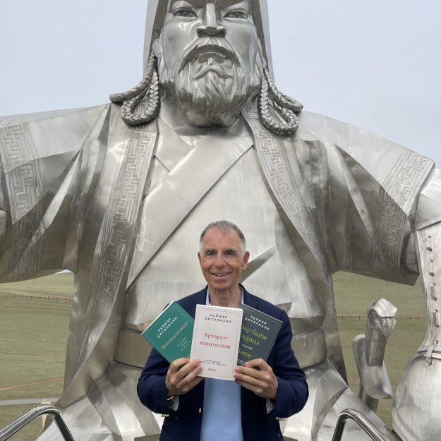 Dieses Foto veröffentlichte die Tages- zeitung in der Mongolei – mit drei Büchern, die ins Mongolische über- setzt wurden